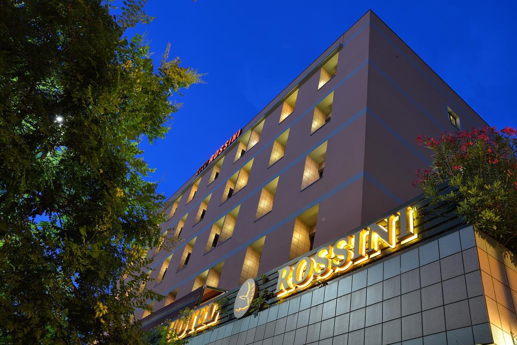 Hotel Rossini ペザロ エクステリア 写真